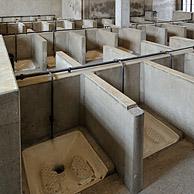 Toiletten in het Fort van Breendonk, België
