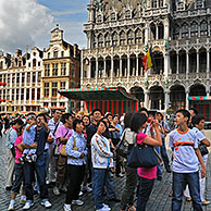 Toeristen voor het Broodhuis / Museum van Brussel / Halle au Pain op de Grote Markt, België
