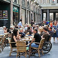 Toeristen winkelen in de Koningsgalerij / Sint-Hubertusgalerij te Brussel, België
