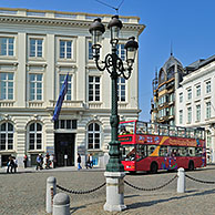 Dubbeldekbus voor het Musée Magritte Museum (MMM) aan het Koningsplein in Brussel, België
Double decker bus in front of the Musée Magritte Museum / MMM at the Place Royale / Royal Square / Koningsplein in Brussels, Belgium