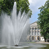 Fontein in het Warandepark /Park van Brussel en het Paleis de Natie, België
