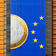 Banner over de euro hangt aan het Berlaymontgebouw van de Europese Commissie, instelling van de Europese Unie te Brussel, België
