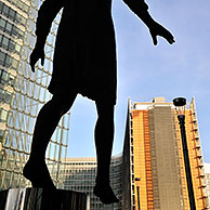 Standbeeld Stepping Forward aan het hoofdkwartier van de Raad van de Europese Unie, Brussel, België
