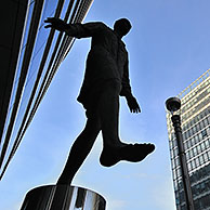 Standbeeld Stepping Forward aan het hoofdkwartier van de Raad van de Europese Unie, Brussel, België
