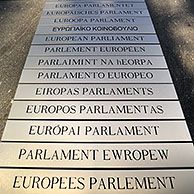 Naamborden van Europees Parlement in verschillende Europese talen in de Leopoldswijk, Brussel, België
