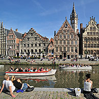 Toeristen op kade langs de Leie met zicht op de Graslei te Gent, België



