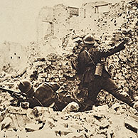 Belgische soldaten in ruïne van beschoten huis gooien handgranaten naar Duitse vijanden tijdens de Eerste Wereldoorlog in Vlaanderen, België