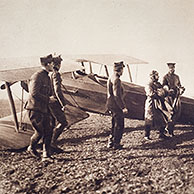 Koning Albert I en piloot voor dubbeldekker vliegtuig tijdens de Eerste Wereldoorlog in Vlaanderen, België