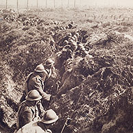 Belgische infanterie soldaten met bajonet op geweer wachten in loopgraaf om de Duitsers te chargeren tijdens de Eerste Wereldoorlog in Vlaanderen, België