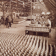 Arbeiders vullen bommen in de Gaineville wapenfabriek te Graville tijdens de Eerste Wereldoorlog