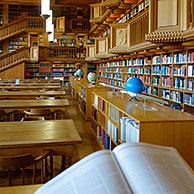 Interieur van de Leuvense Universiteitsbibliotheek / Centrale bibliotheek op het Ladeuzeplein te Leuven, België
