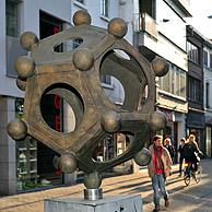 Romeinse dodecaëder (van Johan Lowet) in winkelstraat te Tongeren, België
