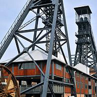 De twee schachtbokken van het steenkoolmijn museum Le Bois du Cazier te Marcinelle, Charleroi, België
