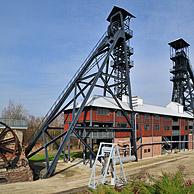 De twee schachtbokken van het steenkoolmijn museum Le Bois du Cazier te Marcinelle, Charleroi, België

