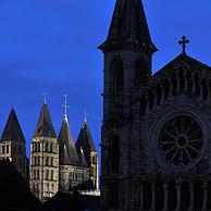 De Onze-Lieve-Vrouwekerk en Onze-Lieve-Vrouwekathedraal bij nacht te Doornik, België

