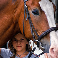 Close-up van kind met paard (Equus caballus) in manege, België
