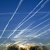 Condensatiestrepen van vliegtuigen in de lucht, België