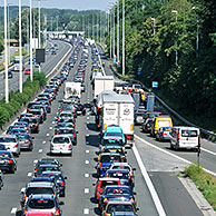 Auto's in de file tijdens druk verkeer op autosnelweg tijdens de vakantie in de zomer, België
