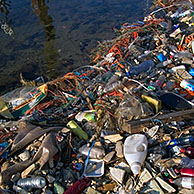 Zwerfvuil van niet-afbreekbaar afval zoals plastiek flessen, piepschuim en nylon in kanaal, België

