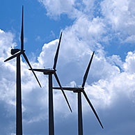 Windturbines tegen bewolkte lucht, Los Monegros, Spanje