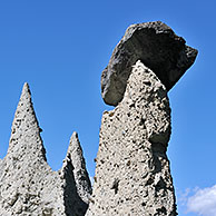 Piramiden van Euseigne in Wallis, Zwitzerland. De piramides worden gevormd omdat de rotsblokken van harde rots de zachte onderliggende laag beschermt voor erosie
