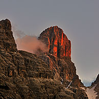 Alpenglow bij zonsondergang op de berg Monte Cristallo in de Dolomieten, Italië
