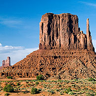 De rotsformatie The Mittens in het Monument Valley Navajo Tribal Park, Arizona, VS
