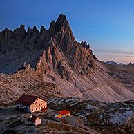 Berghut Dreizinnenhütte / Rifugio Antonio Locatelli en de Drei Zinnen / Tre Cime di Lavaredo in de Dolomieten, Tirol, Italië