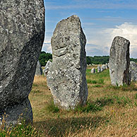 Neolithische menhirs / megalieten bij valavond te Carnac, Bretagne, Frankrijk
