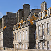 Toeristen wandelen op vestingwal en typische huizen te Saint-Malo, Bretagne, Frankrijk
