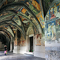 Kloostergang met fresco's van de domkerk Maria Hemelvaart te Brixen / Bressanone, Dolomieten, Italië
<BR><BR>Zie ook www.arterra.be</P>