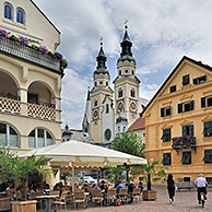 Plein met historische huizen en de domkerk Maria Hemelvaart te Brixen / Bressanone, Dolomieten, Italië
