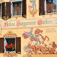 Hotel versierd met muurschildering te Castelrotto / Kastelruth in de Dolomieten, Italië

