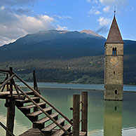 Kerktoren in het Lago di Resia te Curon Venosta / Graun, Dolomieten, Italië
