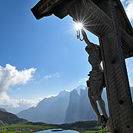 Kruisbeeld nabij de berghut Dreizinnenhütte / Rifugio Antonio Locatelli aan de Drei Zinnen / Tre Cime di Lavaredo in de Dolomieten, Italië
<BR><BR>Zie ook www.arterra.be</P>