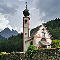 De kapel Sankt Johann in de Val di Funes / Villnösstal, Dolomieten, Italië
<BR><BR>Zie ook www.arterra.be</P>