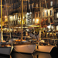 Zeilboten en toeristen op terrasjes in de haven van Honfleur bij nacht, Normandië, Frankrijk
<BR><BR>Zie ook www.arterra.be</P>