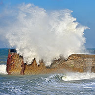 Golven beuken in op havenmuur van Saint-Valéry-en-Caux tijdens storm, Normandië, Frankrijk
<BR><BR>Zie ook www.arterra.be</P>