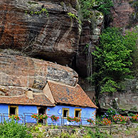 De blauwe troglodiet huizen in rotswand van Graufthal te Eschbourg, Vogezen, Elzas, Frankrijk
<BR><BR>Zie ook www.arterra.be</P>